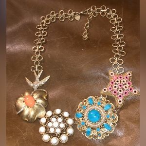 Beautiful design, vintage, gold tone necklace